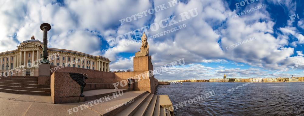 На панорамном фото запечатлён Васильевский остров в Санкт-Петербурге. Эта фотография может использоваться в туристических проспектах, для оформления статей о Петербурге, в учебных материалах по истории и культуре, а также как элемент декора.